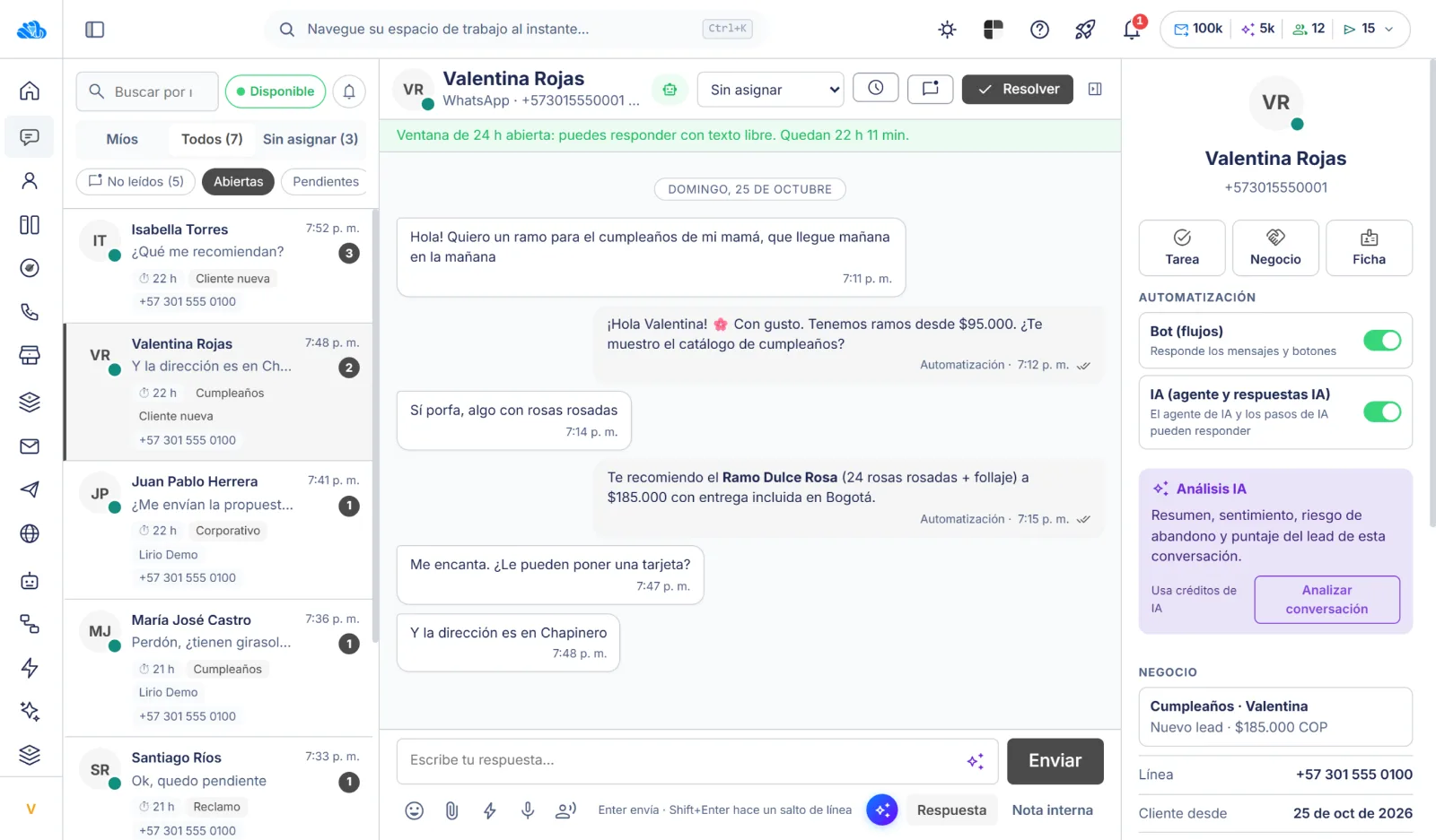 La bandeja con un chat de WhatsApp abierto, la ficha del cliente y su negocio
